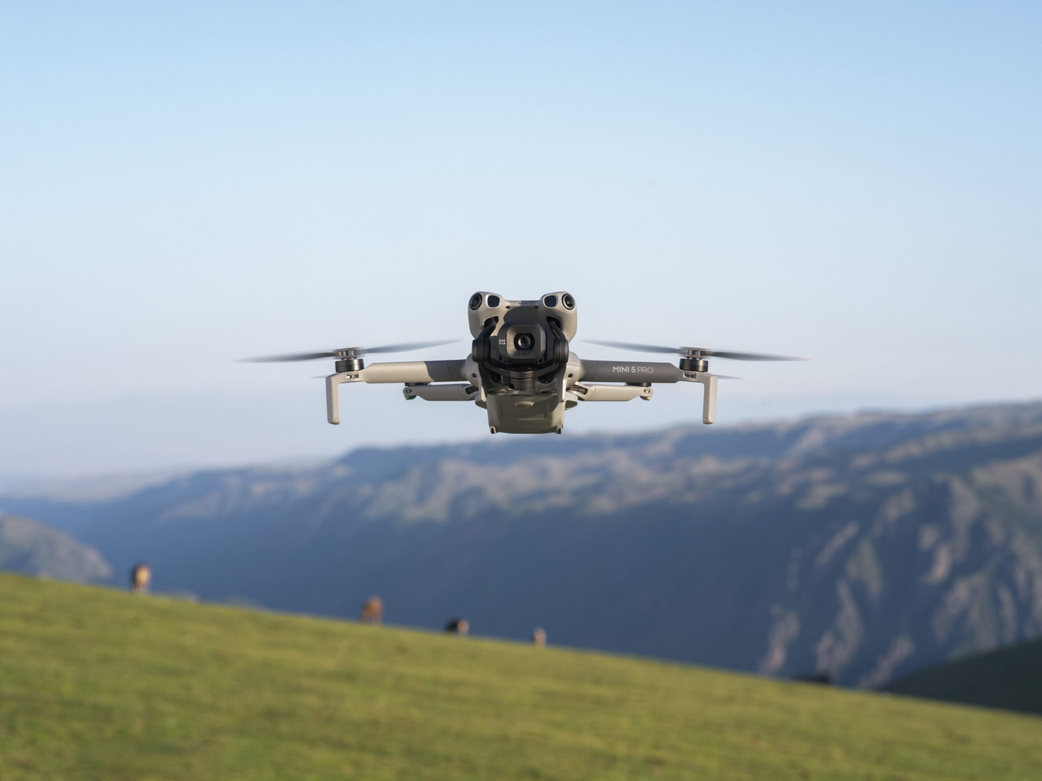 DJI Mini 5 Pro発売!Mini 4 Pro / Air 3Sとの違いを徹底比較し、あなたに最適な一台を選ぶ | ドローン国家資格 ...