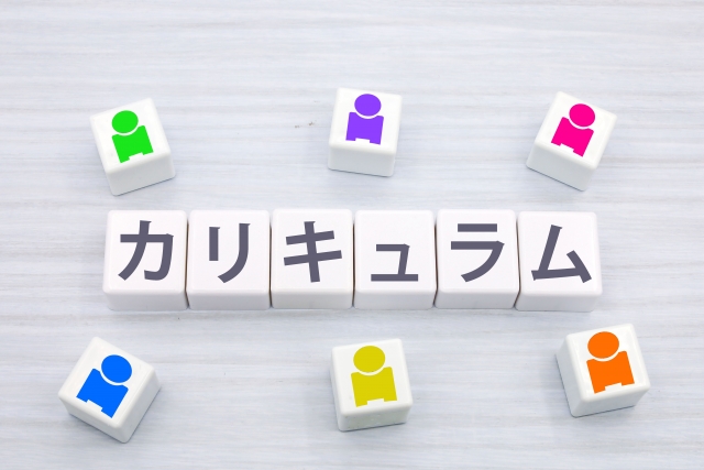 カラフルな人形とカリキュラム文字