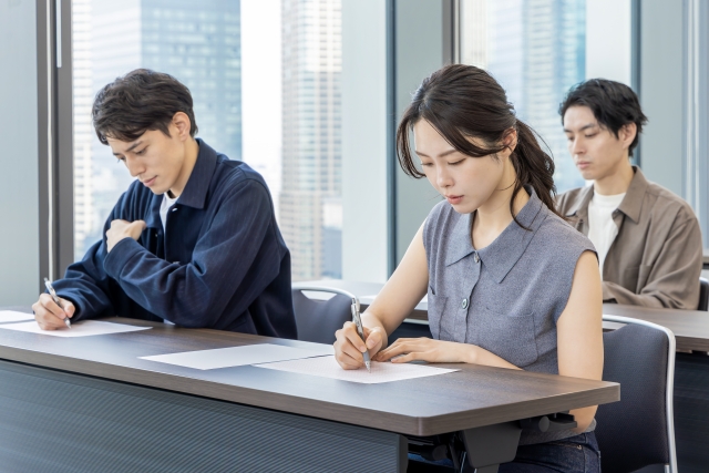 教室で集中して勉強する学生たち