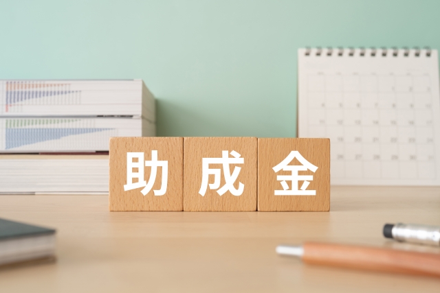 デスクに助成金の木製ブロック